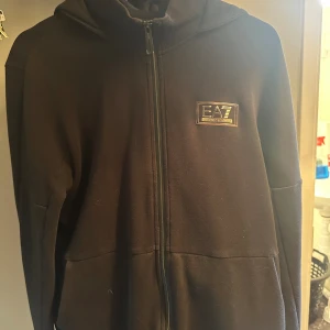 Emporio Armani hoddie - Säljer min killes Armani hoddie i storlek M, använd ett fåtal gånger. Fint skick 
