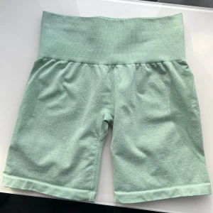 Träningsshorts, NVGTN stl xs - Träningsshorts från NVGTN i bra skick. Använt ett fåtal gånger och säljer för de har blivit för små💚tight passform. Pris kan diskuteras 