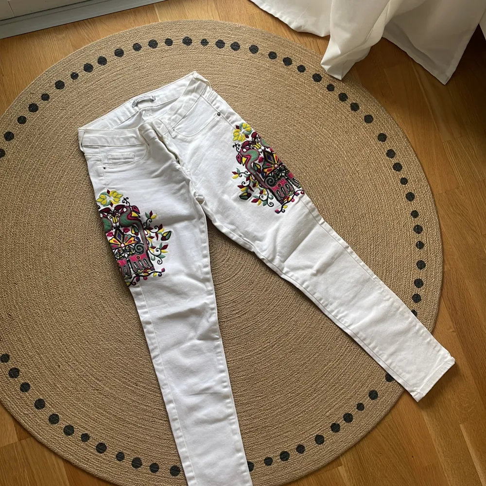 White jeans with embroidery  Size 26 . Jeans & Byxor.