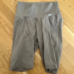 Träningsshorts  - Ribbade shorts från aimn i storlek M, aldrig använda. 