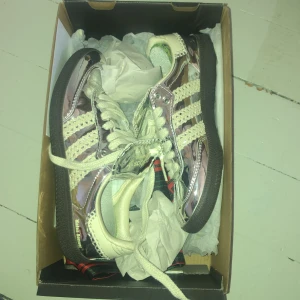 Samba x wales bonner - Säljer nu mina drömskor för de var för små:( köpte de nya och de är helt oanvända 