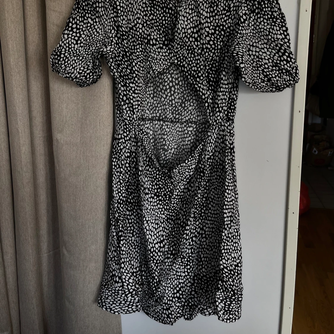 Prickig klänning med öppen rygg - 90