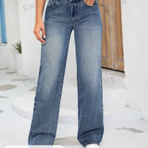 Tall straight leg jeans - Säljer dessa assnygga jeans från Shein!! Jag säljer dessa pågrund av att de är lite för små för mig. Dom sitter asbra på en och är storlek M. Gammalt pris: 300