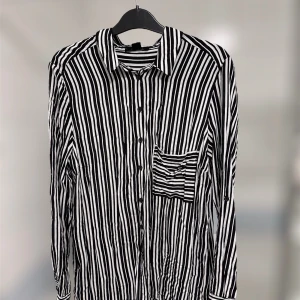 Skjorta  - Jättefin randig skjorta/blus från Esmara i storlek 40. Jätteskön och luftig material vilket är perfekt till sommaren!