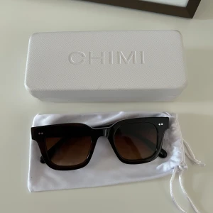 Chimi 04 - Chimi 04 mörkbrun 10/10 skick  Både påse och glas rengörings duk finns med 