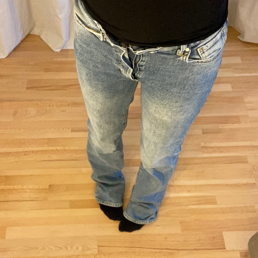 Högmidjade utsvängda jeans från bikbok med knappar som gylf, mycket bra skick. Midjemått: 33 cm rakt över, Innerbenslängd: 81 cm. Jeans & Byxor.