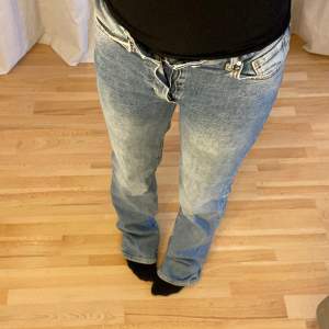 Högmidjade utsvängda jeans från bikbok med knappar som gylf, mycket bra skick. Midjemått: 33 cm rakt över, Innerbenslängd: 81 cm