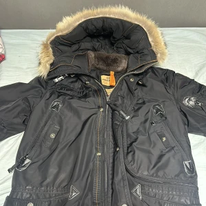 Parajumpers jacka  - Hej säljer en parajumper jacka av Model rigth hand som är i storlek Medium, den är i bra skick och inga slags rivmärken eller skador. Köpt på johnells för 10,999. Säljer pågrund av att den ej passar längre. Frågor om jackan är det bara att kontakta 