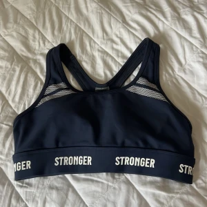 Stonger sport-bh - Helt ny sport-bh från stronger. Endast använd ca 2 gånger pga fel storlek. Nypris är 499