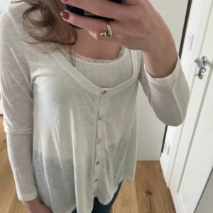 Vit topp med volang nederst!! 🤍 Basicplagg - oversize  - Vit U-ringad BikBok topp, som går ut nederst och har knappar längst längden. Jättebra basicplagg! 🤍 Skitsnygg till jeans, aldrig använd. Pris går att diskutera 🙏🏼