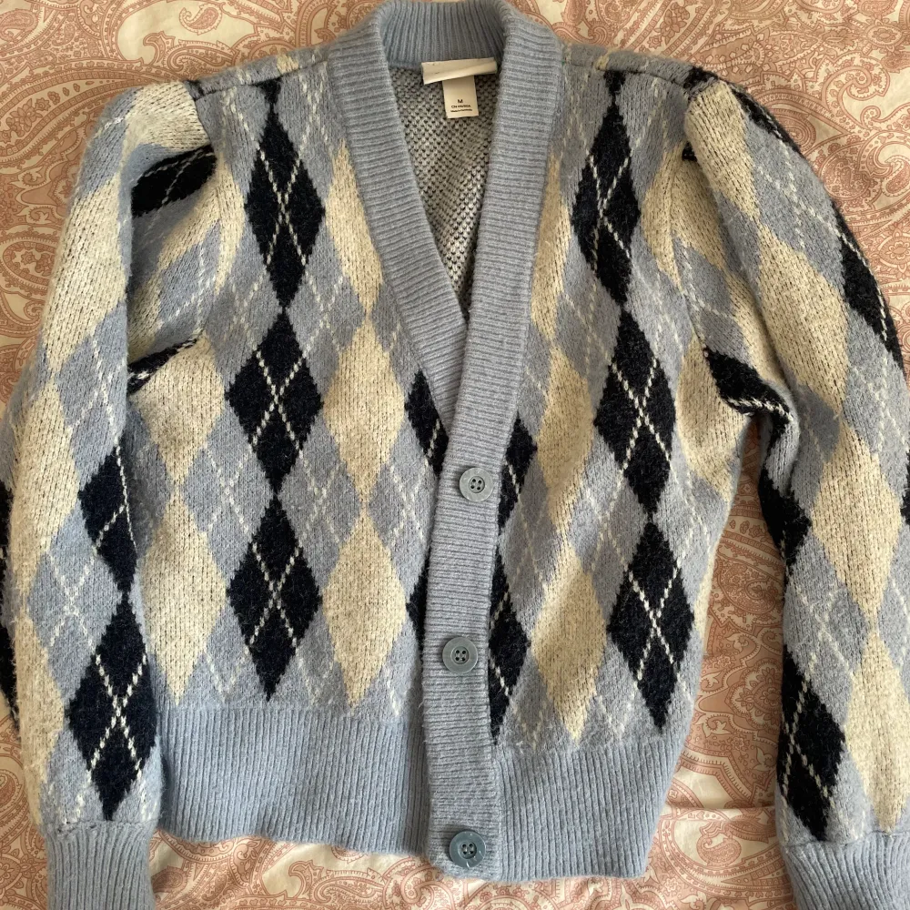 Preppy cardigan i rutigt mönster Storlek M Sparsamt använd och så mjuk och skön☺️💞. Tröjor & Koftor.