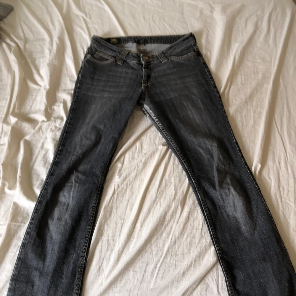 Lee jeans med utsvängd/rak passform i bra skick. Lite sönder mellan benen men det är en bra lagning där. Storlek 31/M . Jeans & Byxor.