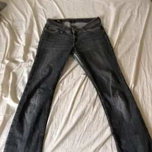 Lee jeans med utsvängd/rak passform i bra skick. Lite sönder mellan benen men det är en bra lagning där. Storlek 31/M 
