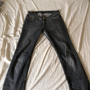 Lee Jeans - Lee jeans med utsvängd/rak passform i bra skick. Lite sönder mellan benen men det är en bra lagning där. Storlek 31/M 