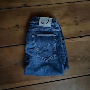 Ett par jacob Cohen jeans i bra skick. Storleken är W33. Vid fler frågor kom privat. Modellen på bilden är ca 183. 