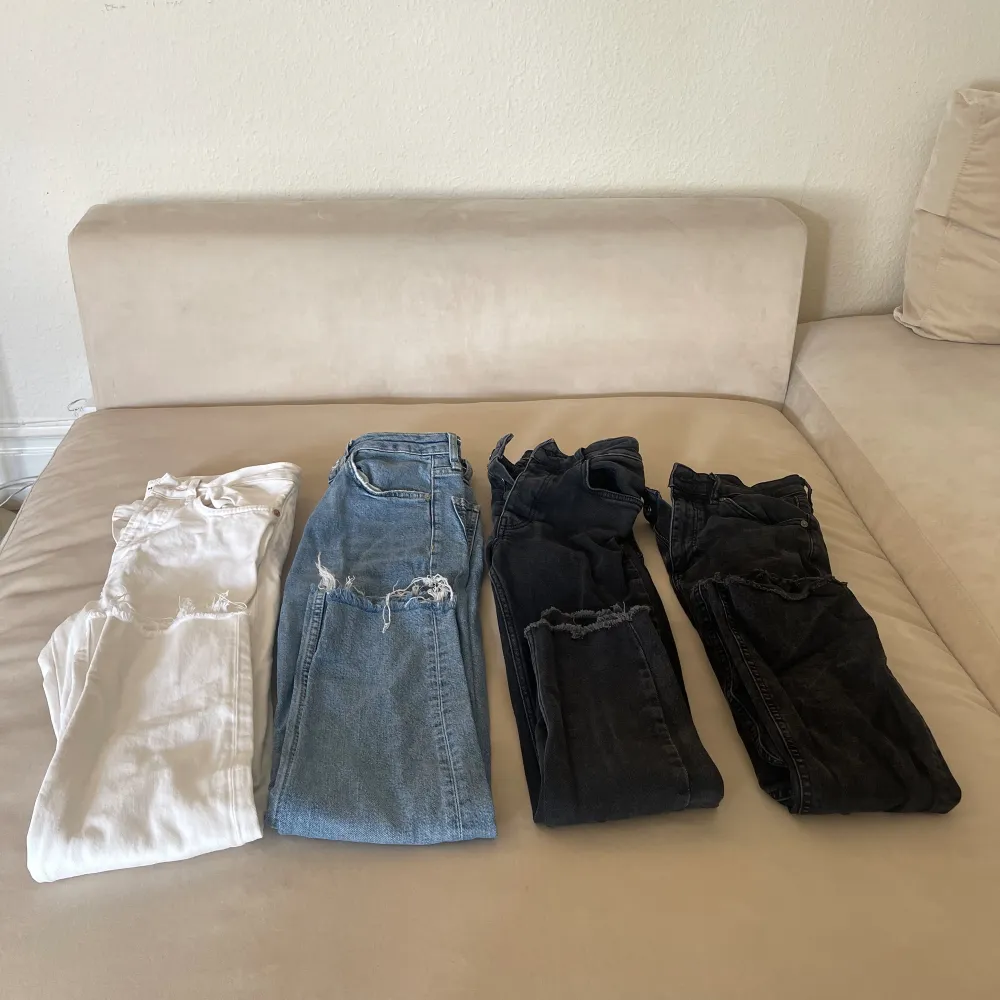 Säljer fyra jeans i fint skick💕  Märke: Mango, ZARA och Rut & Circle  Storlek S/ 36 på samtliga jeans.   Säljes pga flytt. . Jeans & Byxor.