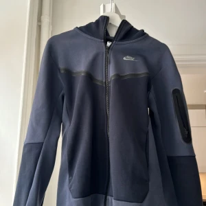Nike Tech Fleece  - Storlek : XS Navy blå nike jacka i bra skick  Blev för liten 