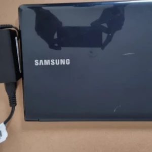 Lenovo idealpad bärbar dator.  -  LENOVO IDEAPAD  Fint, perfekt laptop.  Den togs bort från kartongen bara för att ta bilder.  En ny bärbar dator.  Allt är perfekt.  Det finns även extra mousse. LENOVO IDEAPAD  Fint skick och fullt fungerande. Specifikation: RAM: 4GB Hårddisk: 120 G