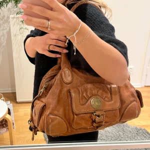 Marc Jacobs väska  - Säljer denna fina väska från Marc Jacobs! 40x23 cm☺️