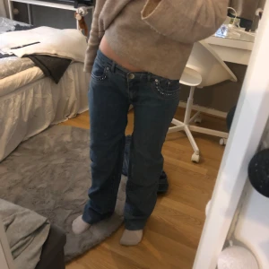 Lågmidjade utsvängda byxor (bootcut) - Köpta på plick fast aldrig använda, fåtal diamanter på baksidan och framsidan har gått av, snöre för att justera i midjan och även omsydda. Passar mig som är 160 men är någorlunda stora i längden, pris går även att diskutera