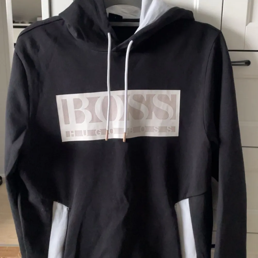 Säljer nu min Hugo boss hoodie då det inte är den stilen jag har längre, den är varsamt andvänd och ligger på ett skick 9/10 riktigt fräsch!  ( priset är inte hugget i sten). Hoodies.