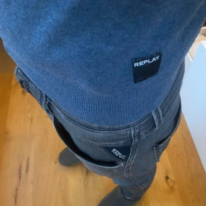 Replay tröja  - Säljer nu en marinblå replay tröja i storlek S. Skick 9/10. Nypris på denna ligger runt 1200kr. Vårt pris 399kr. Passar fint med ett par replay byxor 😉