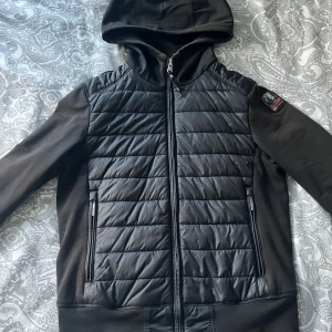 Parajumper cardigan - Köpte min parajumper cardigan i dam modellen för ungefär ett år sedan och bara använt ett fåtal gånger. Jackan är i nyskick och är perfekt för vår, sommar och höst. Pris kan diskuteras. 
