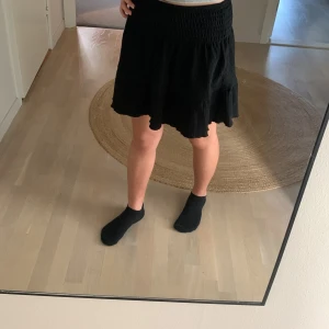 Svart kjol  -  använt 1 eller två gånger, är bekväm men känner inte att den kommer användas mer.   Perfekt för sommaren!❤️