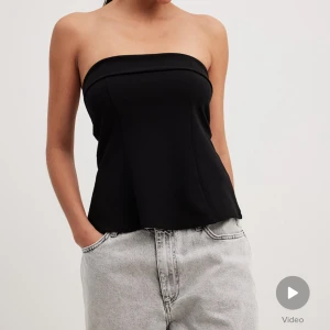 Topp NA-KD - Säljer den här snygga toppen från NA-KD då den är lite stor på mig. Storlek xs men passar nog även s 