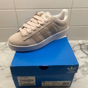 Adidas Campus 00s ” Putty Mauve Wonder Taupe” - Hej,   Säljer en väldigt snygg sko från Adidas Campus 00s modellen. Storlek 40 2/3, helt nya och oanvända. Kvitto finns.   Skicka ett meddelande vid frågor eller mer bilder. Finns att hämta i Umeå eller skickas.