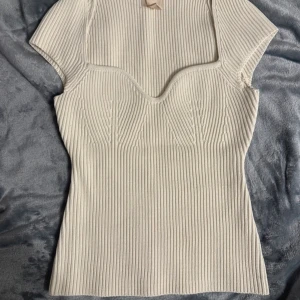 Söt stickad topp  - Söt stickad topp med fina detaljer. Aldrig använd.💕