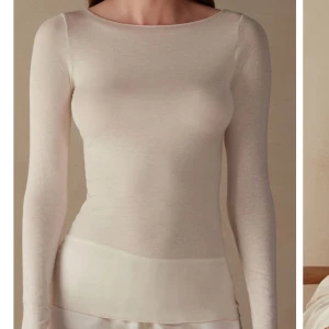 Tröja från intimissimi - Tröja från intimissimi i färgen vanilj, använd några gånger så i bra skick! köparen står för frakt❤️