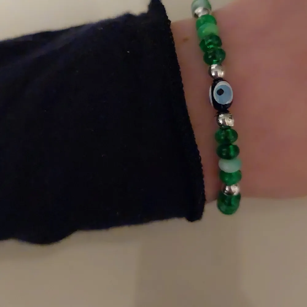 Jättefina armband med pärlor i lila och grön!💜💚 Så söta att ha på sommaren men även vintern.🤩. Accessoarer.
