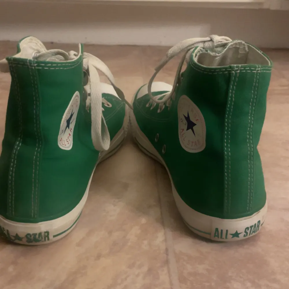 Gröna Converse som är använda ca 4 gånger, ny pris ca 800kr säljer då de inte kommer till användning längre💕. Skor.