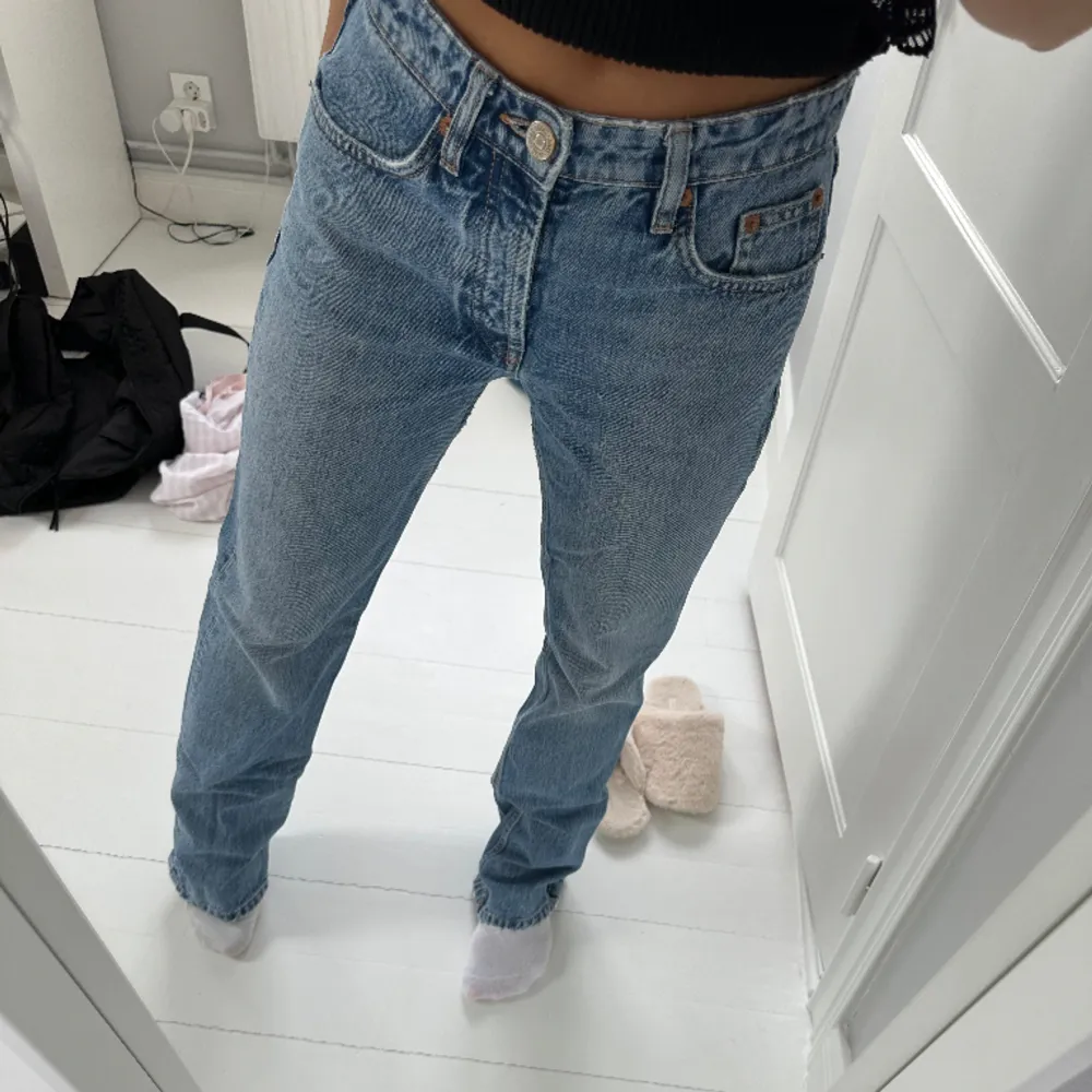 säjer dessa snygga jeans ifrån zara, storlek 34 . Jeans & Byxor.