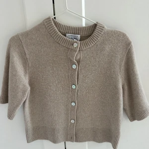 &stories topp - Säljer denna super snygga och populära  topp ifrån &other stories