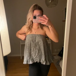 Bandeau med volang - Offshoulder topp med volang!! Tidigare en klänning men klippt av💖💖😘
