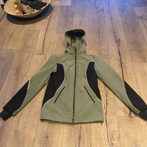 Shell jacka - Vindtät och vattentät. Perfekt för vinter och höst väder