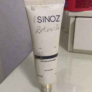 BB face cream Sinoz  - ‼️FRI FRAKT‼️ En BB face cream köpt utanför Sverige, SPF 15. 50ml. Ungefär 80% produkt i den. Information hittar du på bild 3. Vid intresse eller bilder kontakta mig🫶🏼🫶🏼