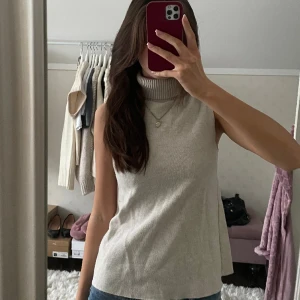 Zara polo - Så snygg polo tröja från zara, tror inte tröjan säljs längre och den är i superfint skick💕