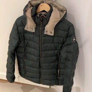 Colmar jacka  - Stilren grön colmar jacka. Nypris runt 3000, mitt pris (pga ett litet hål vid dragkedjan) 1000 kr.