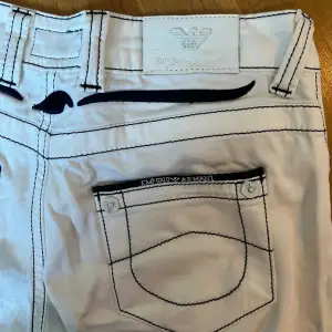Vintage Vita raka armani jeans med marinblåa/svarta detaljer💓passar storlek Xs