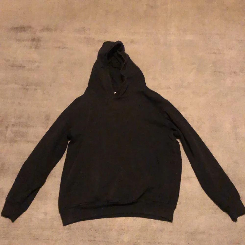 Tjena, jag säljer en svart HM basic hoodie som är för liten för mig. Den är lite solblekt på luvan som man ser på andra bilden. Storleken ser man på tredje bilden. Nytt pris: 150kr mitt pris: 50kr. Hör av er vid frågor eller funderingar!🔥. Hoodies.