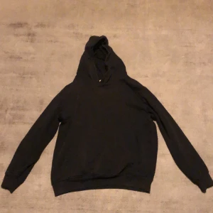 Svart HM basic hoodie - Tjena, jag säljer en svart HM basic hoodie som är för liten för mig. Den är lite solblekt på luvan som man ser på andra bilden. Storleken ser man på tredje bilden. Nytt pris: 150kr mitt pris: 50kr. Hör av er vid frågor eller funderingar!🔥