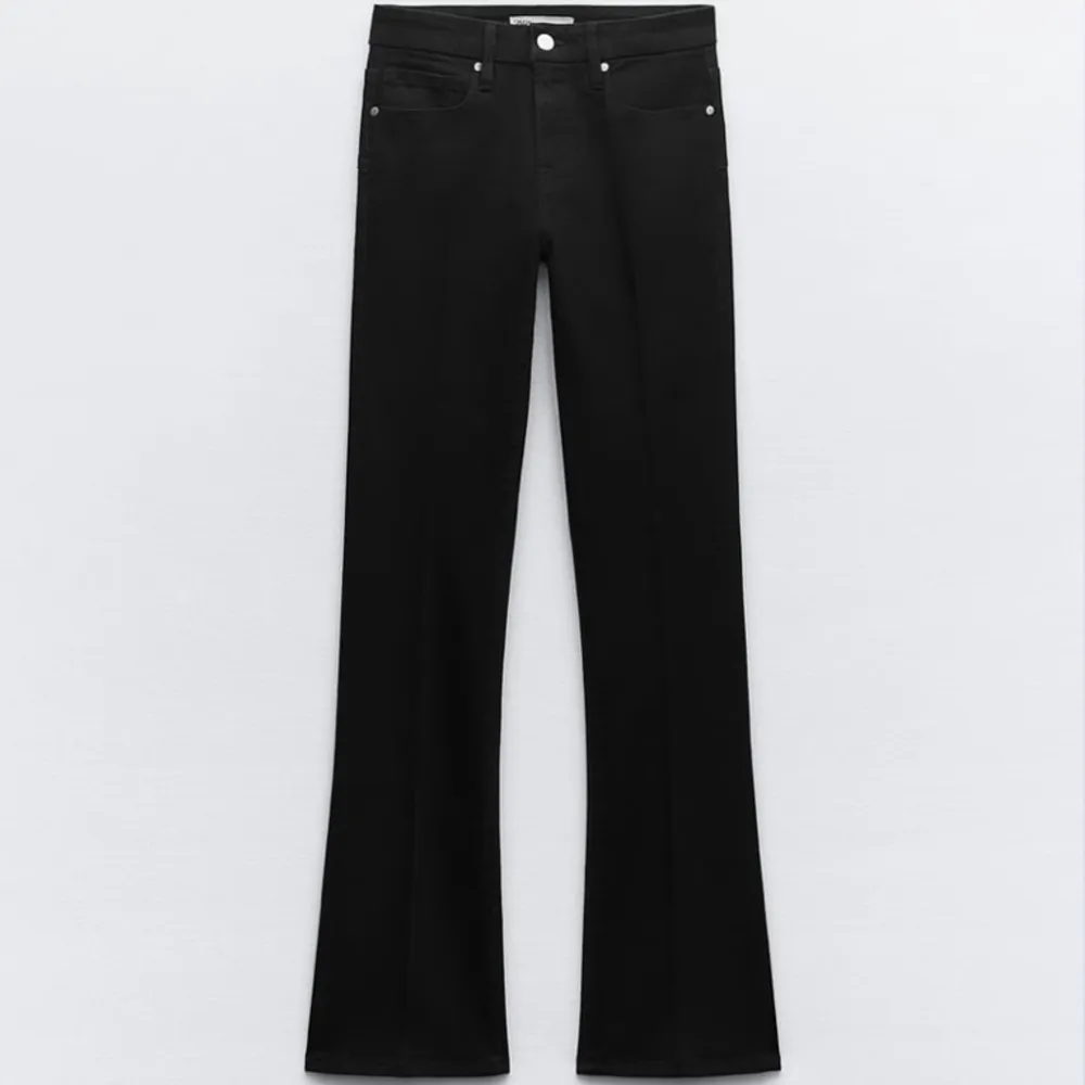Supersnygga Bootcut jeans från Zara! Aldrig använda och har lappar kvar 🩷. Jeans & Byxor.