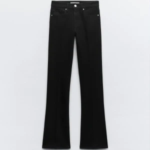 Bootcut jeans  - Supersnygga Bootcut jeans från Zara! Aldrig använda och har lappar kvar 🩷