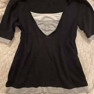 Stockholmsstil tröja - Svart, vit och grå Stockholmsstil tröja, storlek 36/38, inga tecken på att den är använd.