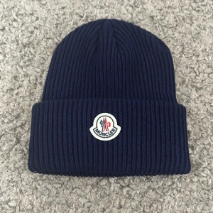 Moncler mössa - Använd sen innan väldigt lite, nytvättad. Perfekt storlek Fraktar överallt och möts upp i göteborg 👍 