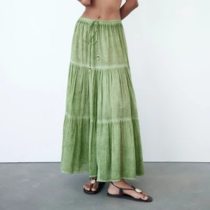 Maxikjol zara - Sommrig grön långkjol.  Använd en gång för ett fotoprojekt så i princip i nyskick! Storlek XS