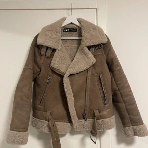 Zara jacka - Säljer denna jacka från zara då den är för liten för mig! 🩷 pris kan diskuteras 🩷